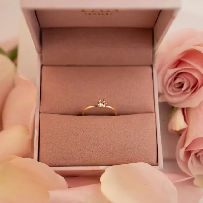 Vida gult gulls ring med 0,20carats diamant. Perfekt som forlovelsesring eller andre anledinger. Vist i miljø.