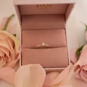Vida gult gulls ring med 0,25 carats diamant. Perfekt som forlovelsesring eller andre anledinger. Vist i miljø.