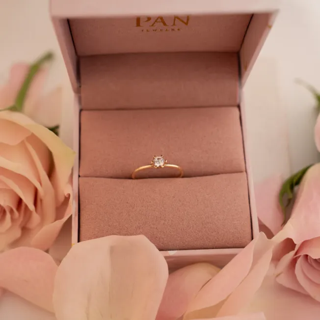 Vida gult gulls ring med 0,25 carats diamant. Perfekt som forlovelsesring eller andre anledinger. Vist i miljø.