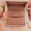 Enstensring "Vida" i gult gull med 0,50 ct