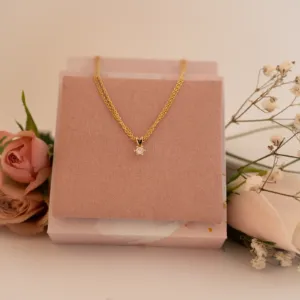 Anheng enstens i gult gull med diamant. Vida er produsert i Norge. Perfekt til mange ulike anledninger. 0,10 carat. i miljø.