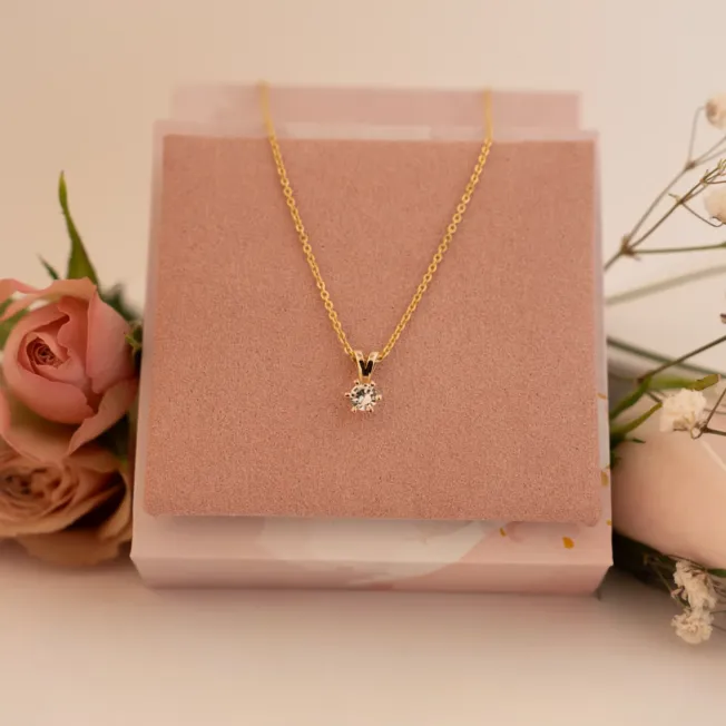 Anheng enstens i gult gull med diamant. Vida er produsert i Norge. Perfekt til mange ulike anledninger. 0,20 carat. i miljø.
