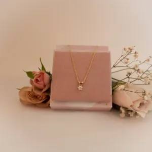 Anheng enstens i gult gull med diamant. Vida er produsert i Norge. Perfekt til mange ulike anledninger. 0,25 carat. i miljø.