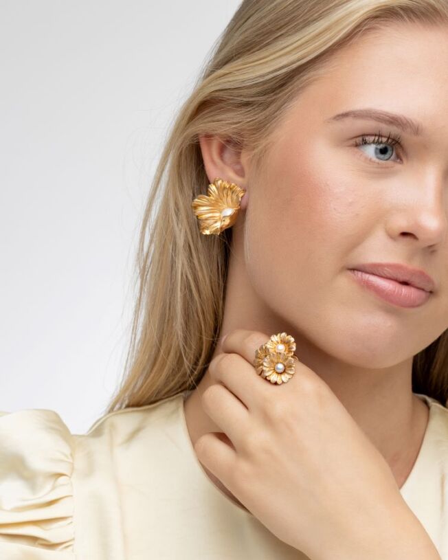Ørepynt statement med perle og ring med blomster fra Catwalk Exclusive
