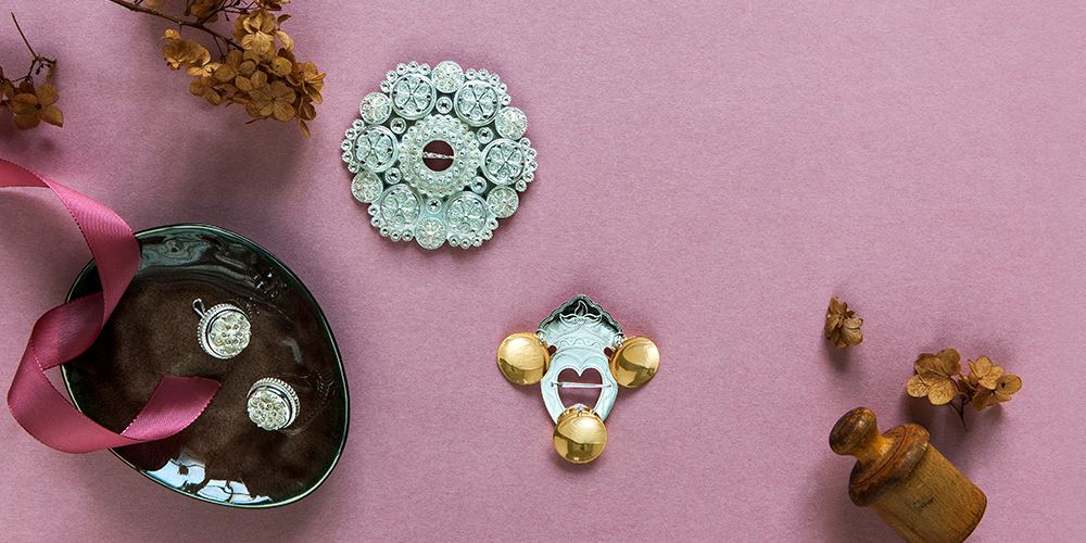 Bunadsølv merkevare Sølje med heng i hvit og forgylt med blå krystaller, stor