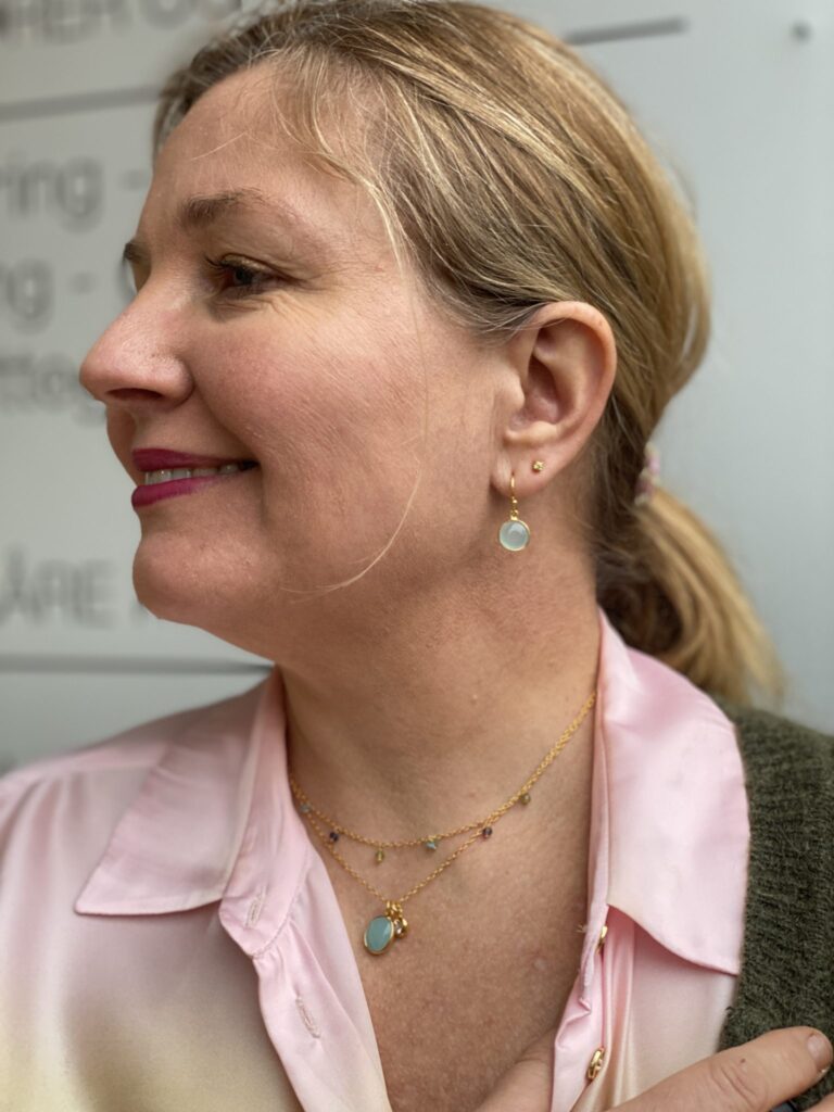 Susanne Friis Bjørner ørepynt i forgylt sølv med lys blå krystall, krok