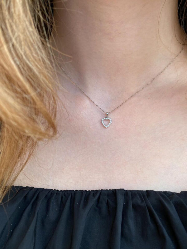 Anheng hjerte i hvitt gull med små diamanter