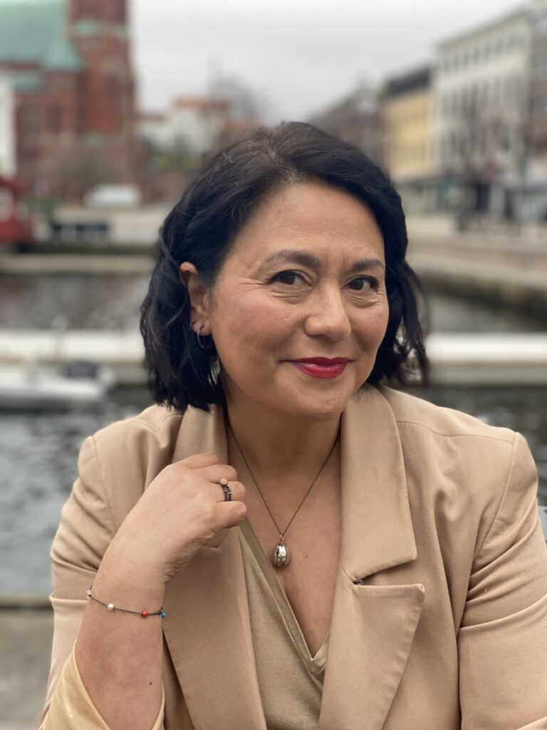 OLE LYNGGAARD COPENHAGEN Nature liten ørering i oksidert sølv