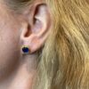 Susanne Friis Bjørner ørepynt i forgylt sølv med fasettslipt London blue krystall, rund