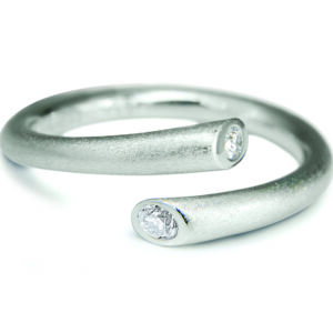 Noën «Hazel ring» i hvitt gull med diamanter