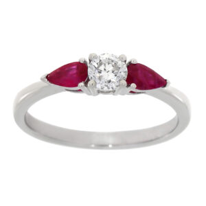 Hvitt gull ring med 2 rubiner og en diamant