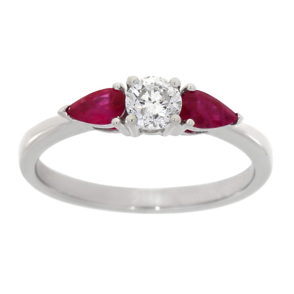 Hvitt gull ring med 2 rubiner og en diamant