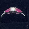Hvitt gull ring med 2 rubiner og en diamant