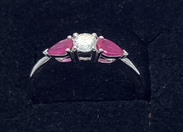 Hvitt gull ring med 2 rubiner og en diamant