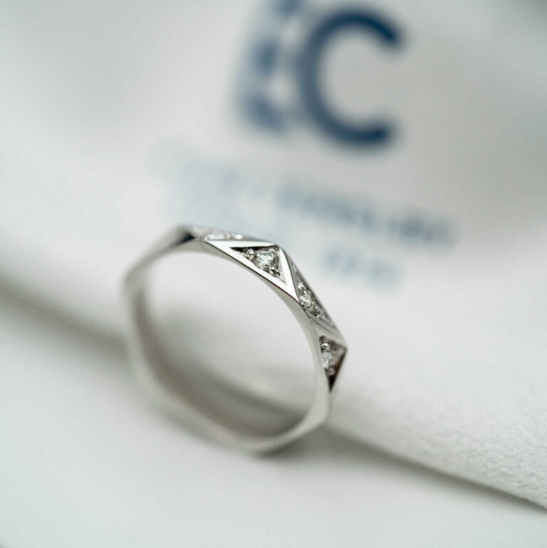 "Fasett" ring i hvitt gull med 0,10 TW.SI , spredte diamanter