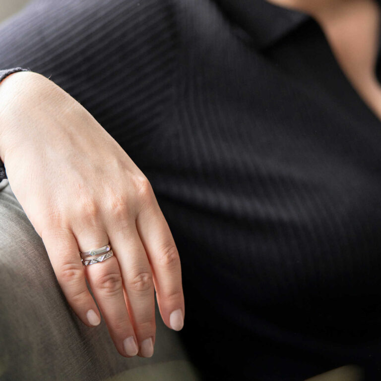 "Fasett" ring i hvitt gull med 0,10 TW.SI , spredte diamanter