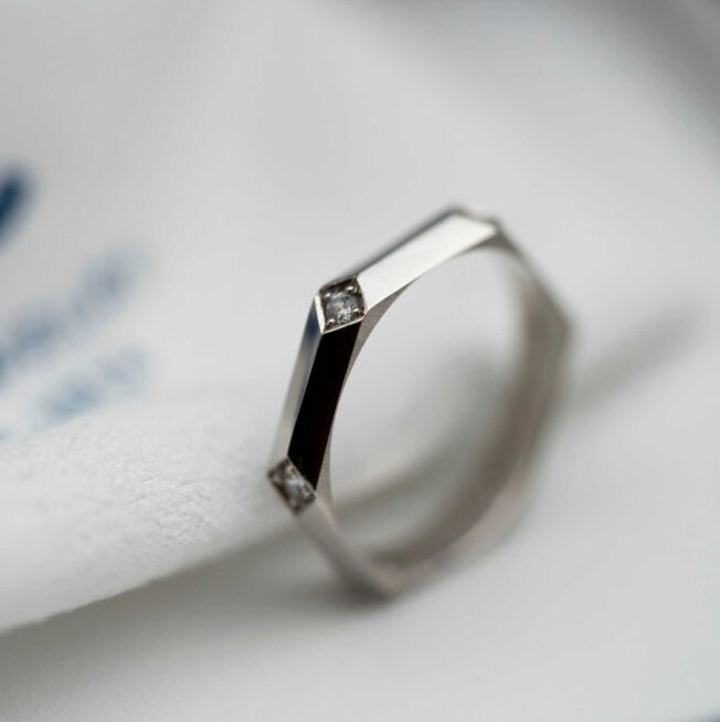"Fasett" ring i hvitt gull med 0,06 TW.SI , spredte diamanter
