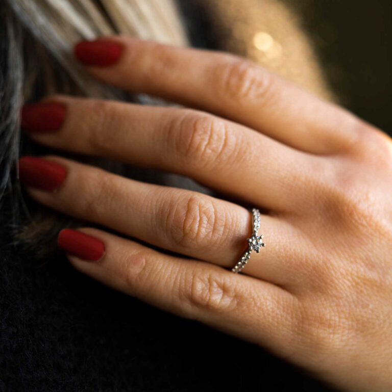 "Superstar" ring i hvitt gull med 0,58 TW SI