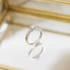 Elegant ring i hvitt gull med 4 litt større prinsesseslipte diamanter i midten og mange små på siden.