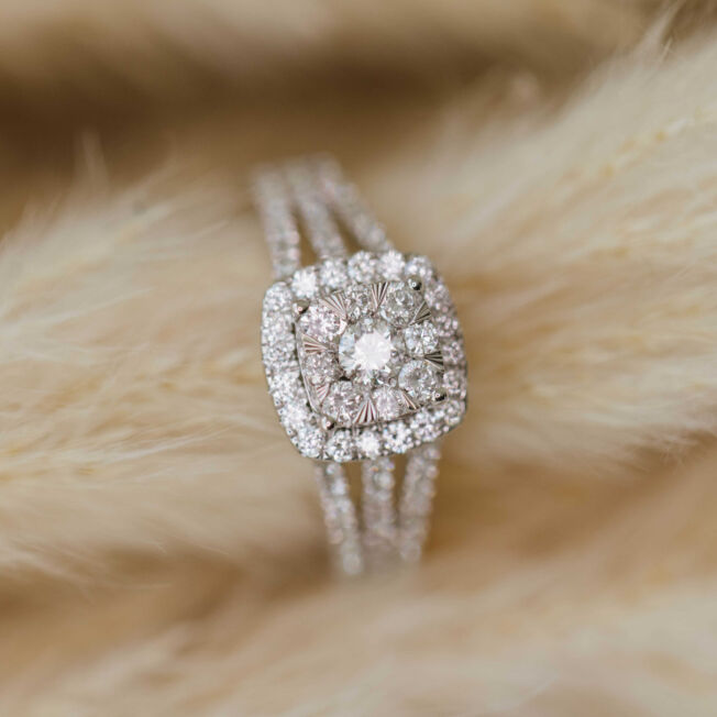 Rosettring, stor i hvitt gull med diamanter