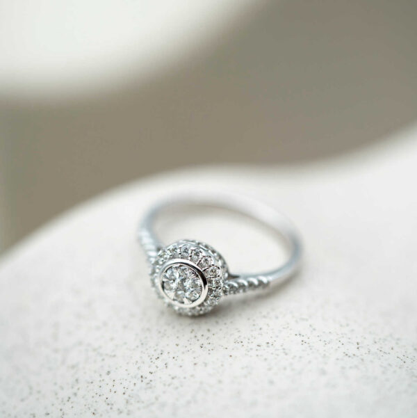 Rosettring i hvitt gull diamanter 0,33 ct