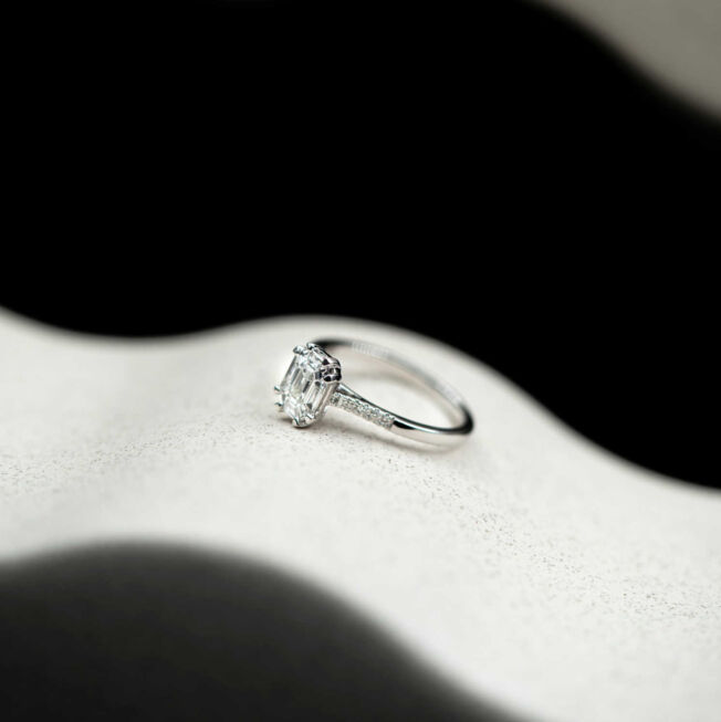 Ring i hvitt gull med smaragdslipte diamanter