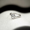 Ring i hvitt gull med smaragdslipte diamanter