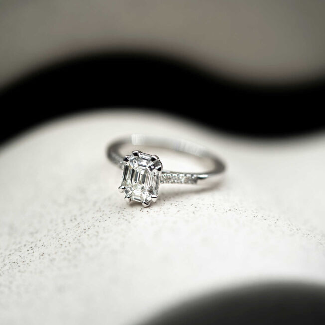 Ring i hvitt gull med smaragdslipte diamanter