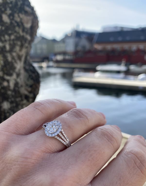 Rosettring oval i hvitt gull med diamanter 0,50 ct