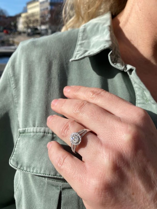 Rosettring oval i hvitt gull med diamanter 0,50 ct