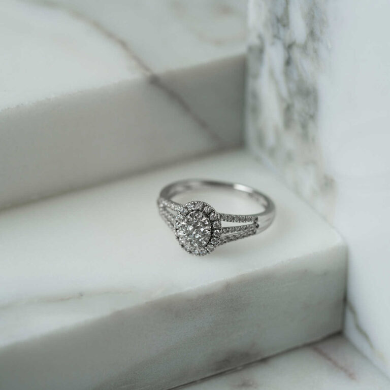 Rosettring oval i hvitt gull med diamanter 0,50 ct