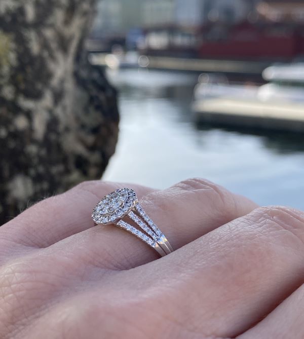 Rosettring oval i hvitt gull med diamanter 0,50 ct