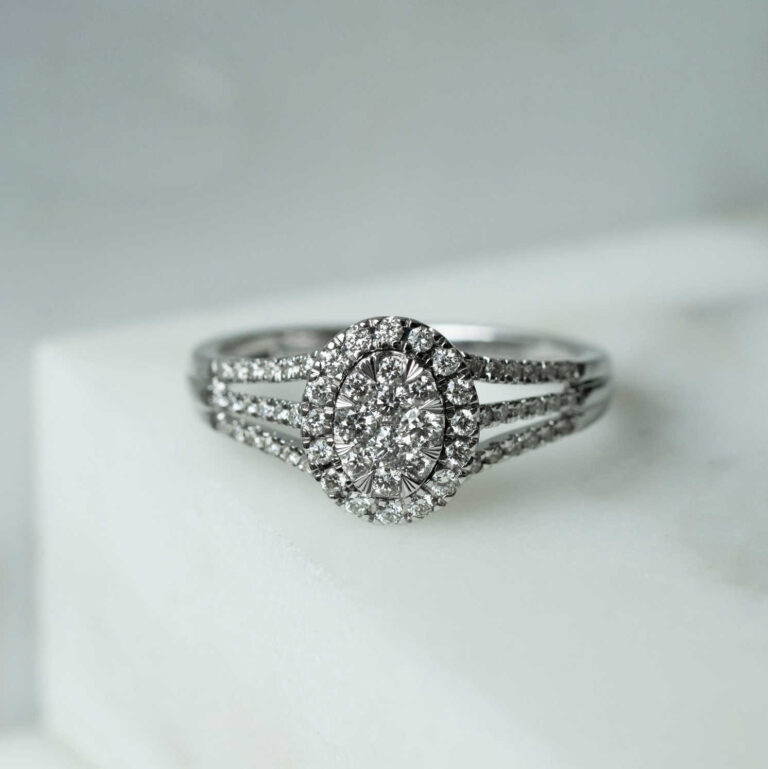 Rosettring oval i hvitt gull med diamanter 0,50 ct