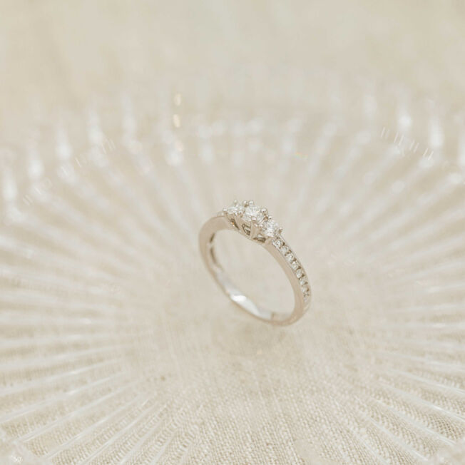Elegant ring i hvitt gull med 3 litt større diamanter i midten og mange små på siden. Totalt 0,45 ct