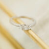 Elegant ring i hvitt gull med 3 litt større diamanter i midten og mange små på siden. Totalt 0,45 ct