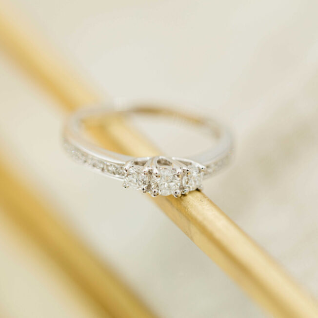 Elegant ring i hvitt gull med 3 litt større diamanter i midten og mange små på siden. Totalt 0,45 ct