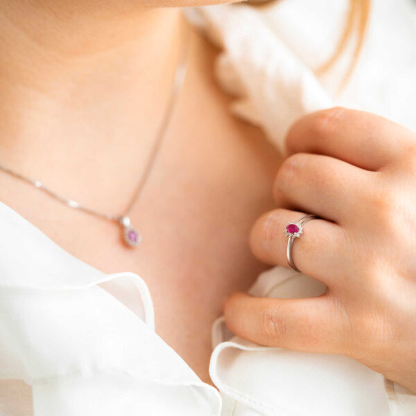 Rosettring i hvitt gull med rubin og 0,04ct diamanter