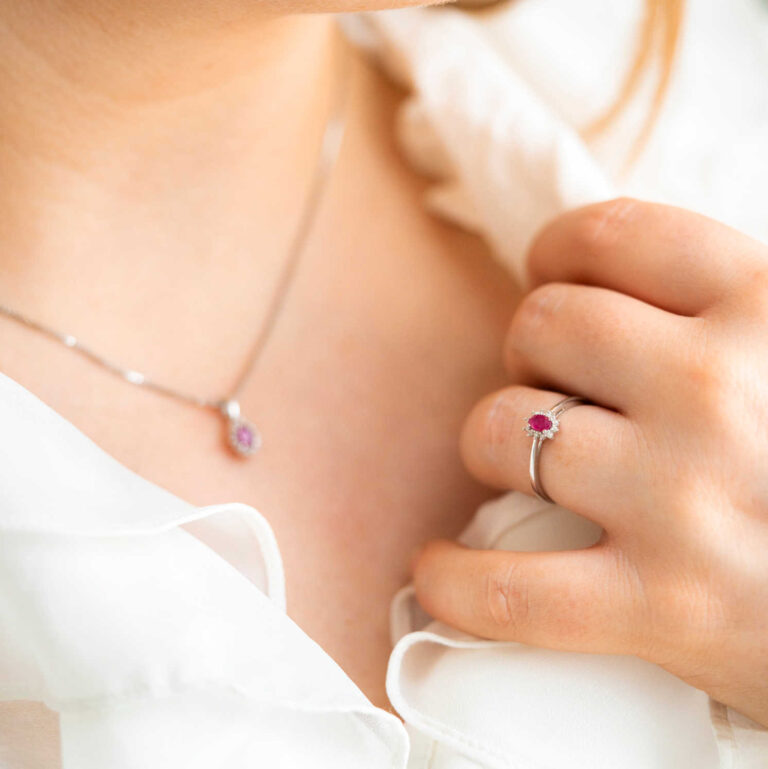 Rosettring i hvitt gull med rubin og 0,04ct diamanter