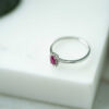Rosettring i hvitt gull med rubin og 0,04ct diamanter