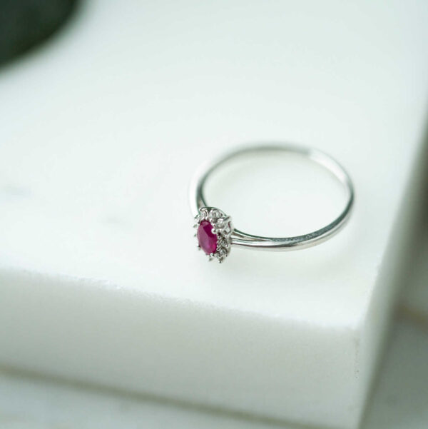 Rosettring i hvitt gull med rubin og 0,04ct diamanter