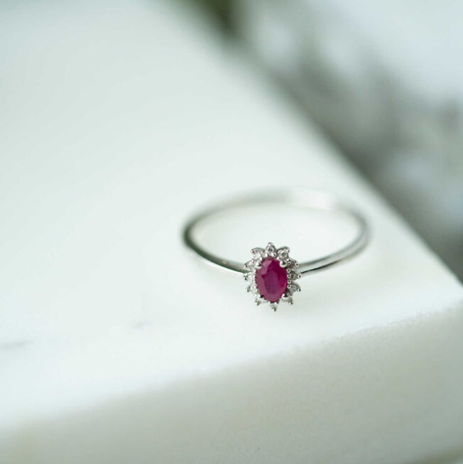 EC 1914 Rosettring i hvitt gull med rubin og 0,04ct diamanter