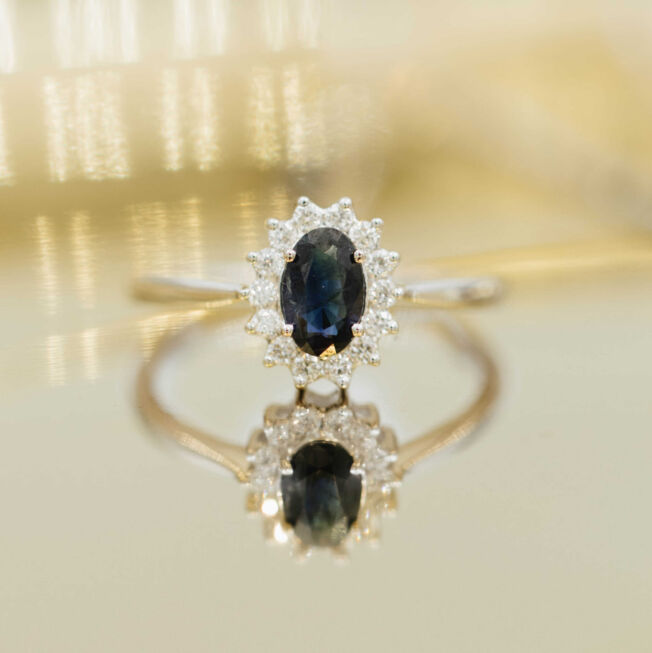 Rosettring i hvitt gull med safir og diamanter