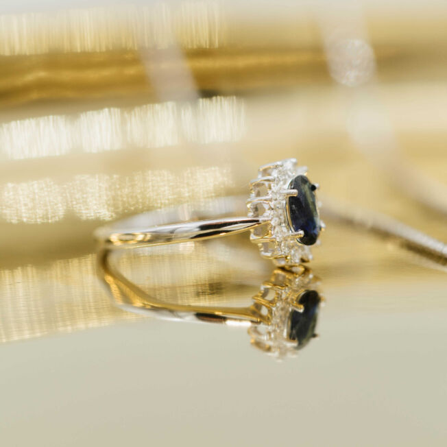 Rosettring i hvitt gull med safir og diamanter