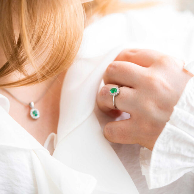 Rosettring i hvitt gull med smaragd og diamanter