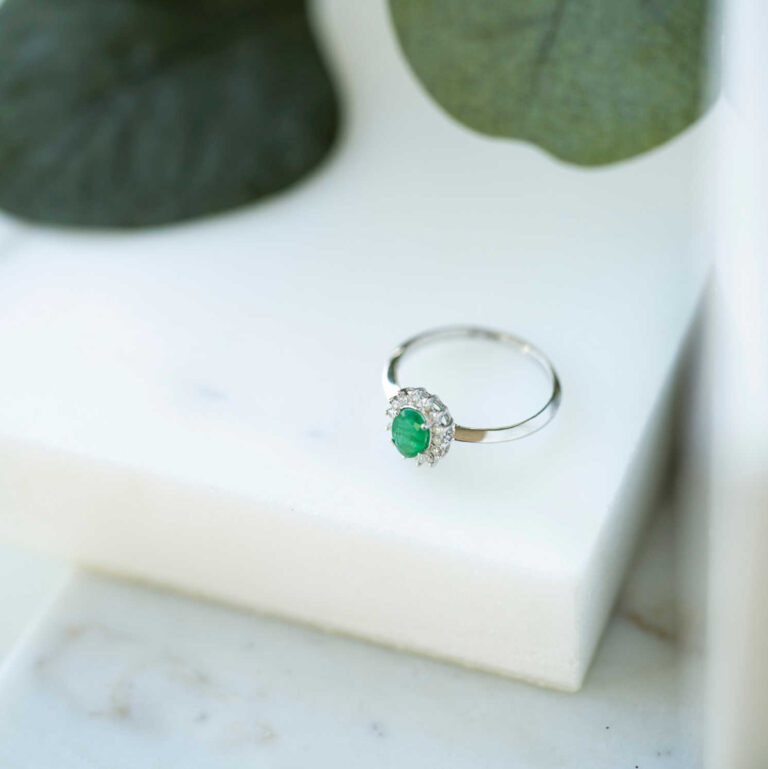 Rosettring i hvitt gull med smaragd og diamanter