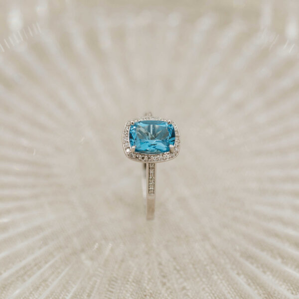 Hvitt gull ring med topas og diamanter