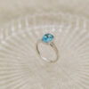Hvitt gull ring med topas og diamanter
