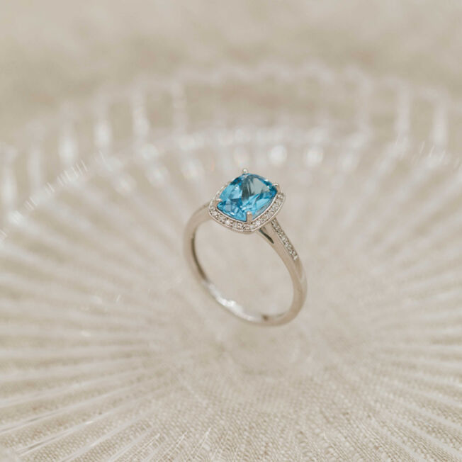 Hvitt gull ring med topas og diamanter