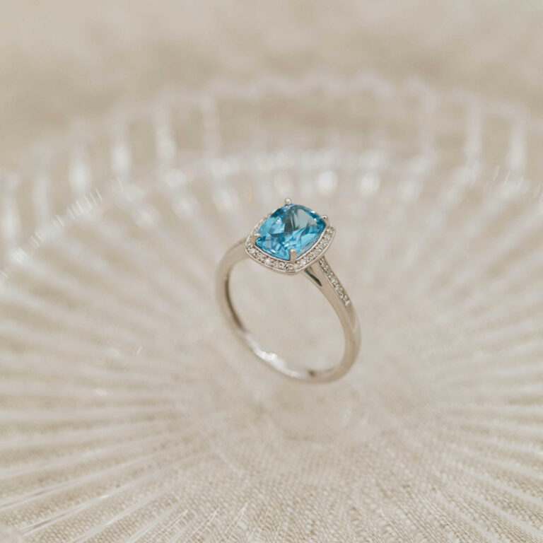 Hvitt gull ring med topas og diamanter