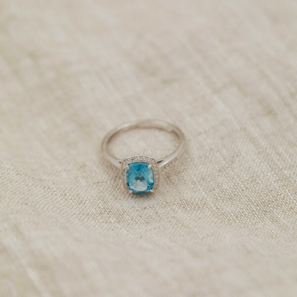 Hvitt gull ring med topas og diamanter